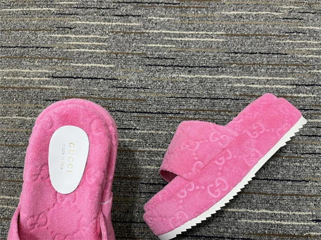 G*u*i side women attractive 460